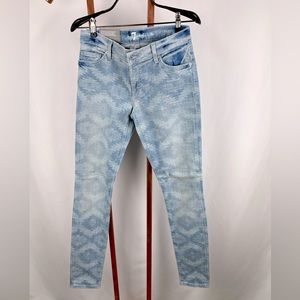 NWT 7 For All Mankind beautifully patterned light blue legging jeans, size 28.